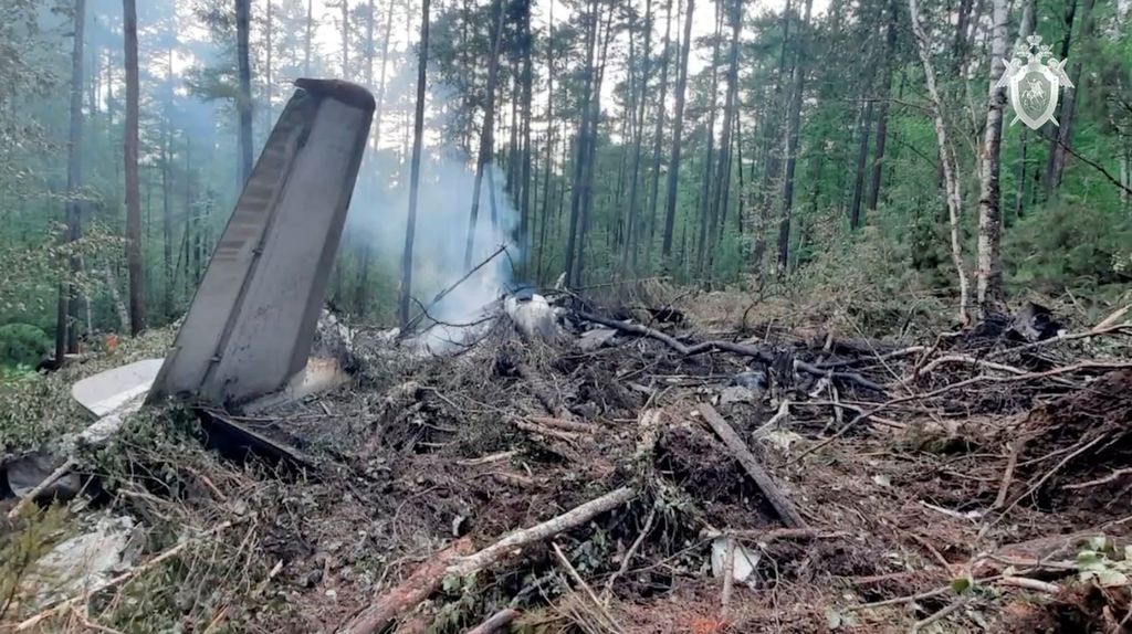 Puing-puing pesawat penumpang Angara Airlines An-24 di lokasi kecelakaan dekat Tynda di Wilayah Amur, Rusia, 24 Juli 2025. (via REUTERS/Russian Investigative Committee)