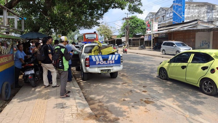 Saat petugas kepolisian melakukan olah TKP di lokasi kejadian kecelakaan