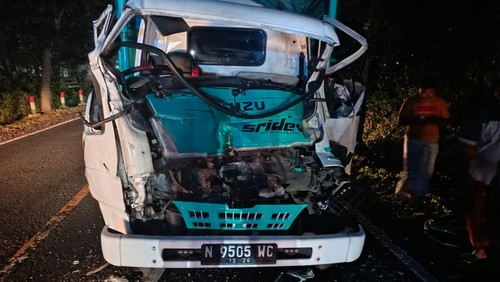 Salah satu truk yang ringsek pada bagian depan akibat terlibat lecelakaan beruntun di Simpang Pura Indrakusuma, Desa Candikusuma, Kecamatan Melaya, Jembrana, Jumat (25/7/2025).