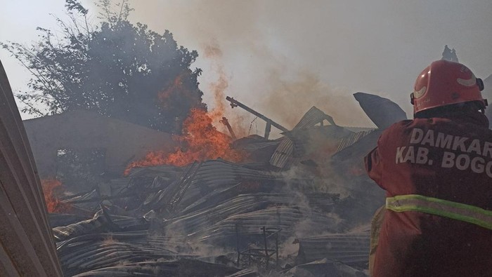 Sebuah gudang penyimpanan barang bekas di SPN Lido, Cigombong, Bogor, Jawa Barat, terbakar.