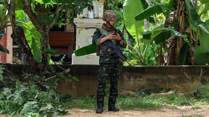 Seorang tentara Thailand sedang berjaga di Provinsi Surin yang berbatasan dengan Kamboja. (ANADOLU VIA GETTY IMAGES)