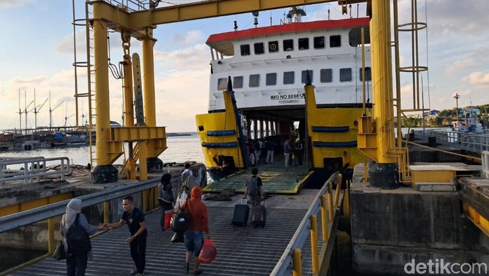 Suasana di Pelabuhan Pamatata, Kabupaten Kepulauan Selayar.