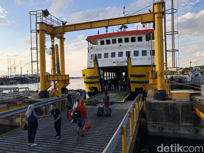 Suasana di Pelabuhan Pamatata, Kabupaten Kepulauan Selayar.