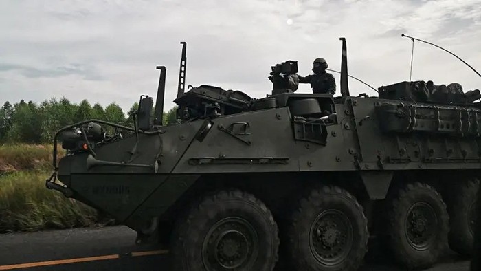 Tentara Angkatan Darat Kerajaan Thailand terlihat berada di atas kendaraan lapis baja di Provinsi Chachoengsao pada 24 Juli 2025. (LILLIAN SUWANRUMPHA/AFP VIA GETTY IMAGES)