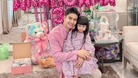 Teuku Ryan menuliskan doa menyentuh untuk Moana. Selamat ulang tahun, sayang. Tetap ceria, tumbuh sehat, bahagia, jadi gadis kecil yang penuh cinta ya, dan Insya Allah selalu jadi penyejuk hati kedua orang tua ya nak. Doa terbaik dari Papa selalu buat Moana. Papa sayang moana si sholeha lebih dari apapun, tulisnya. (Foto: dok Instagram teukuryantr)