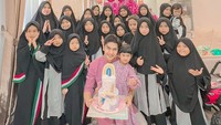 Teuku Ryan juga mengundang beberapa anak yatim piatu untuk merayakan ulang tahun Moana. (Foto: dok Instagram teukuryantr)