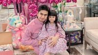 Teuku Ryan mengaku Moana jadi alasannya selalu bersyukur tiap hari. Cut Raifa Aramoana, hari terindah papa adalah hari dimana papa bisa menghabiskan waktu dengan moana, terima kasih ya udah selalu buat papa bahagia dan semangat!! tulisnya. (Foto: dok Instagram teukuryantr)