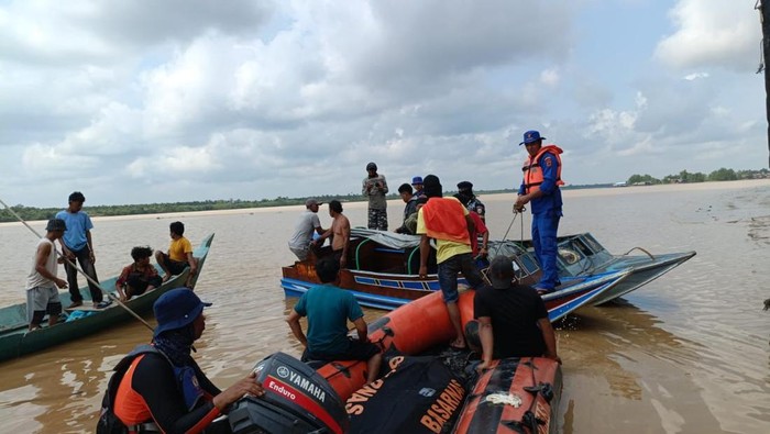 Tim SAR evakuasi korban kecelakaan kapal di Tanjabtim, Jambi