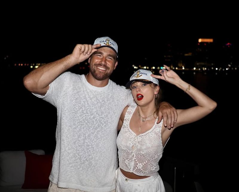 Travis Kelce dan Taylor Swift Travis Kelce dan Taylor Swift pamer kemesraan perdana di Instagram.