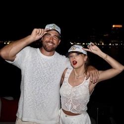 Nongol Perdana Usai Tunangan, Taylor Swift dan Travis Kelce Semringah Banget