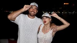 Akhirnya! Travis Kelce Pamer Momen Mesra dengan Taylor Swift di Instagram