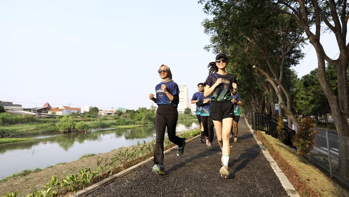 Wajah baru Sungai Jagir Surabaya yang dilengkapi jogging track.