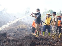 Wabup Muaro Jambi Turun ke Lokasi Karhutla, Bantu Padamkan Api