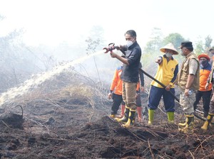 Wabup Muaro Jambi Turun ke Lokasi Karhutla, Bantu Padamkan Api