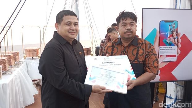 Wali Kota Makassar Munafri 'Appi' Arifuddin menyerahkan piagam penghargaan kepada pemenang sayembara Penamaan Super App, di acara Congratulatory Dinner, di atas Kapal Phinisi Makassar, Sabtu (26/7/2025).