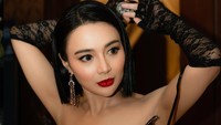 Wika Salim berbeda sikap saat difitnah yang aneh. Tapi kalau sudah difitnah saya enong-enong atau simpedes, nah itu saya murka guys. Saya nyanyi keringat ampe ke bo*l-bo*l guys. Kalau mau begitu ngapain saya capek-capek kerja dari pulau ke pulau. Asik, tulisnya. (Foto: dok Instagram wikasalim)