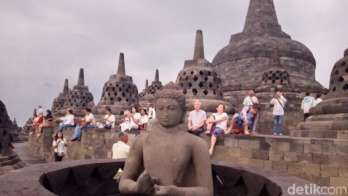 Wisatawan berburu sunrise di Candi Borobudur, Sabtu (26/7/2025).