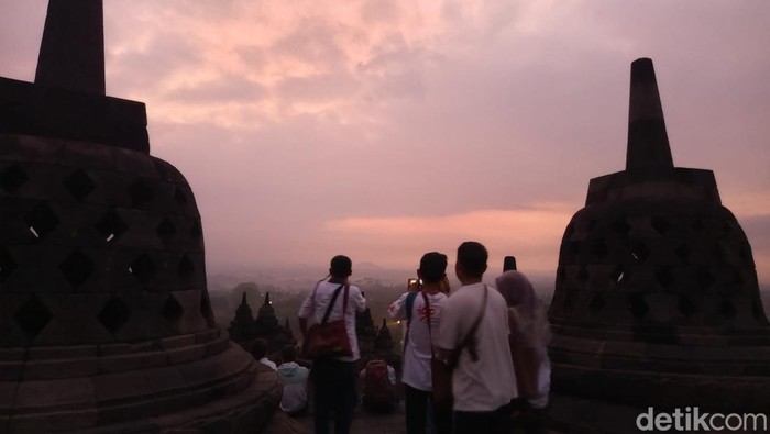 Wisatawan berburu sunrise di Candi Borobudur, Sabtu (26/7/2025).