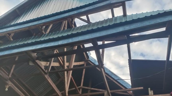 38 rumah dan 2 sekolah di Mateng rusak diterjang angin puting beliung.