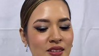 Raisa kerap minta disediakan air mineral, buah segar, dan minuman sehat yang disebutnya Ramuan Puteri Keraton. Isinya ada air panas, lemon, dan madu untuk melemaskan tenggorokannya. Foto: TikTok Juni Records