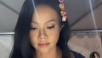 Yura Yunita percaya khasiat mengunyah kencur sebelum manggung agar suaranya maksimal. Selain itu, air putih dan aneka buah segar jadi pilihannya. Foto: TikTok Yura Yunita
