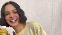 Saat tampil di Prambanan Jazz tahun 2023, Andien spill riders-nya. Ia minta buah, jajanan pasar, dan jamu tradisional! Foto: TikTok Andien