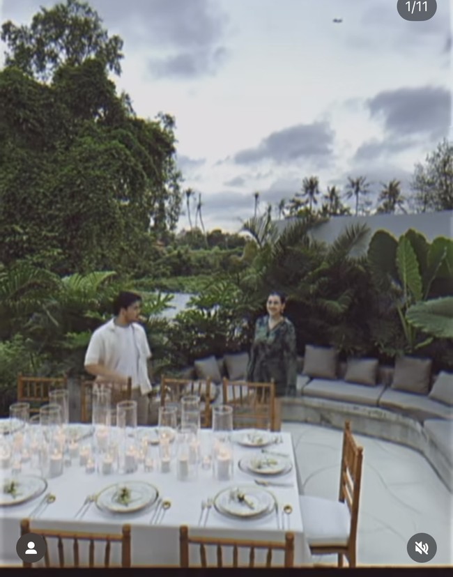 Aaliyah dan Thariq Halilintar memilih merayakan anniversary pernikahan mereka dengan dinner romantis berdua. Momen dinner romantis tersebut dibagikan melalui akun Instagram pribadinya. Foto: Instagram/@aaliyah.massaid