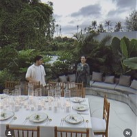 Aaliyah dan Thariq Halilintar memilih merayakan anniversary pernikahan mereka dengan dinner romantis berdua. Momen dinner romantis tersebut dibagikan melalui akun Instagram pribadinya. Foto: Instagram/@aaliyah.massaid