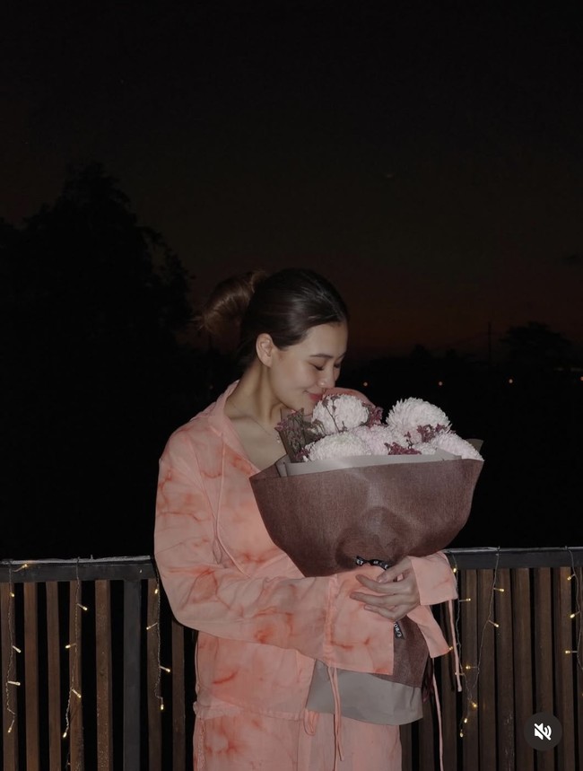 Di momen berbeda keduanya tampak kembali merayakan ulang tahun pernikahan mereka dengan dinner romantis berdua. Kali ini Aaliyah memilih tampil cantik kenakan busana berwarna oranye. Foto: Instagram/@aaliyah.massaid