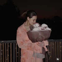 Di momen berbeda keduanya tampak kembali merayakan ulang tahun pernikahan mereka dengan dinner romantis berdua. Kali ini Aaliyah memilih tampil cantik kenakan busana berwarna oranye. Foto: Instagram/@aaliyah.massaid