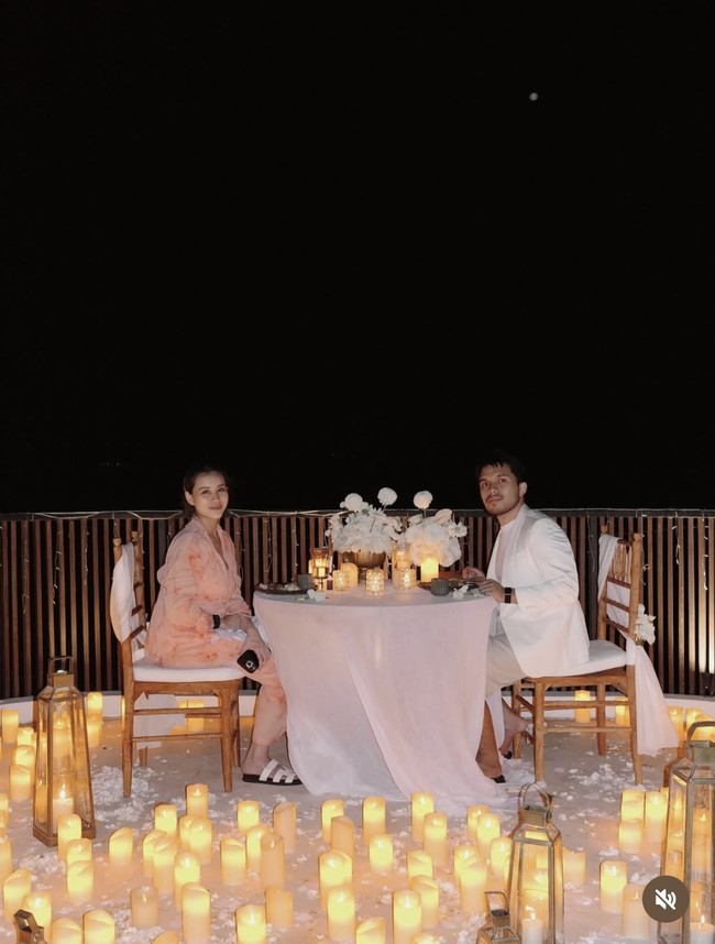 Sementara Thariq mengenakan setelan jas putih yang memberikan kesan elegan dan bersih untuk perayaan anniversary mereka. Foto: Instagram/@aaliyah.massaid
