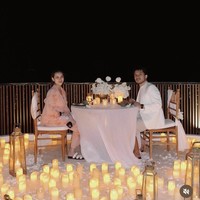 Sementara Thariq mengenakan setelan jas putih yang memberikan kesan elegan dan bersih untuk perayaan anniversary mereka. Foto: Instagram/@aaliyah.massaid