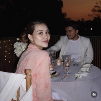 Penampilan Aaliyah kian menawan dengan riasan tipis bernuansa pink yang fresh. Cantik natural, rambutnya pun tampak hanya dibiarkan diikat simpel ke belakang. Foto: Instagram/@aaliyah.massaid