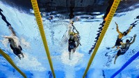 Para atlet tampil penuh semangat, menunjukkan teknik yang terlatih dan konsistensi gerak yang presisi. Setiap lompatan start, kayuhan tangan, hingga sentuhan akhir kolam menggambarkan hasil latihan keras selama bertahun-tahun. (REUTERS/Marko Djurica)