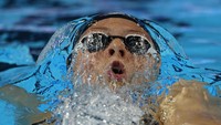 Lintasan kolam menjadi arena adu kecepatan dan kekuatan yang menegangkan. Para atlet dari berbagai negara saling mendorong batas kemampuan, menjadikan kejuaraan ini sebagai panggung pembuktian diri yang penuh gengsi. (REUTERS/Edgar Su)