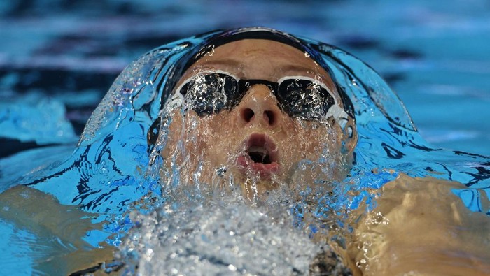 Aksi Memukau di Kolam Kejuaraan Dunia Akuatik Swimming - World Aquatics Championships - Women 200m Medley Semifinals - World Aquatics Championships Arena, Singapore - July 27, 2025 Canada's Summer McIntosh in action during semifinal 1 REUTERS/Edgar Su