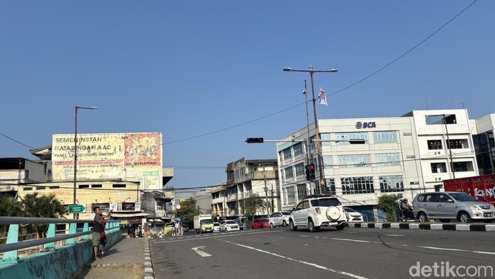 Anak-anak bermain layangan di jembatan kawasan Jalan Pasar Besar Wetan.