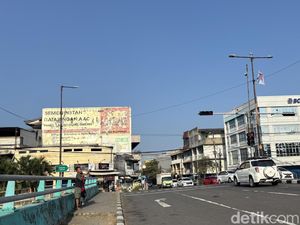 Satpol PP Surabaya Awasi Anak-anak Main Layangan di Pinggir Jalan