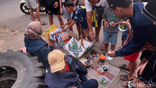 Anak-anak, remaja hingga orang dewasa ramai-ramai bermain layangan di Lapangan Kebo, Mangliawan, Malang.