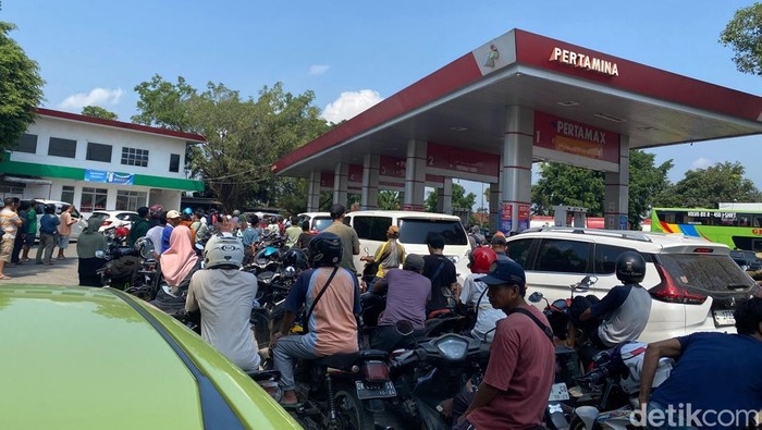 Antrean BBM di Jember mengular