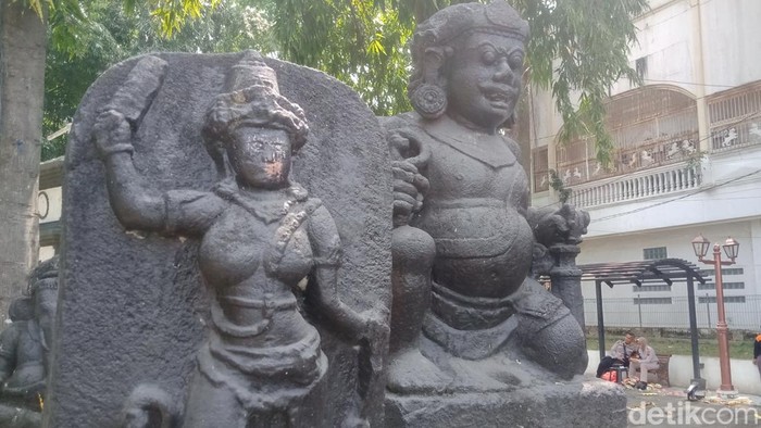 Arca di pintu masuk kompleks Gedung Sunan Pandanaran atau RSPD Klaten.