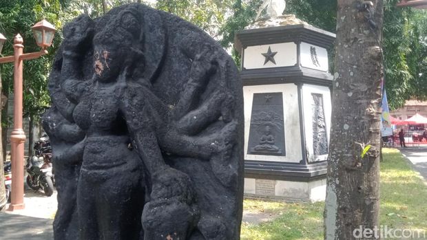 Arca di pintu masuk kompleks Gedung Sunan Pandanaran atau RSPD Klaten.