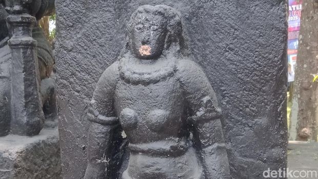 Arca di pintu masuk kompleks Gedung Sunan Pandanaran atau RSPD Klaten.