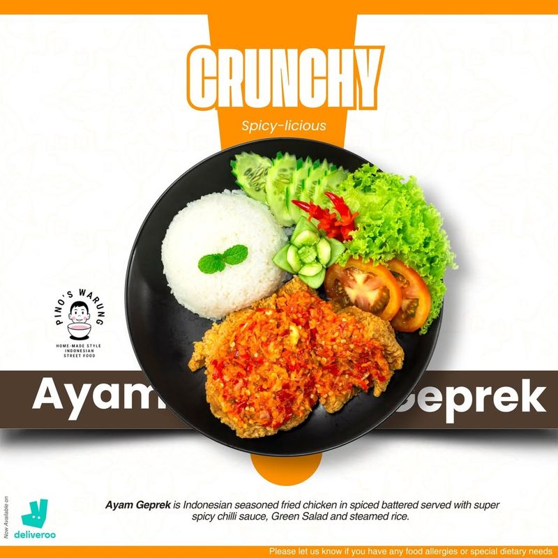 Bule Inggris cicip nasi Padang di Pino's Warung
