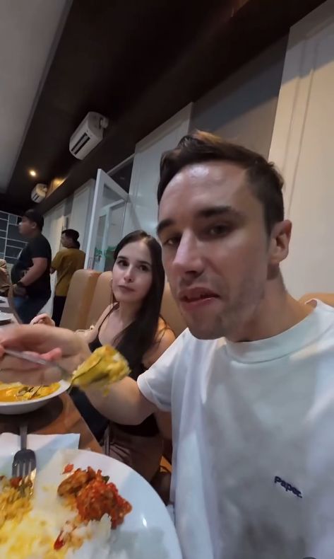 Bule Inggris cicip nasi Padang di Pino's Warung