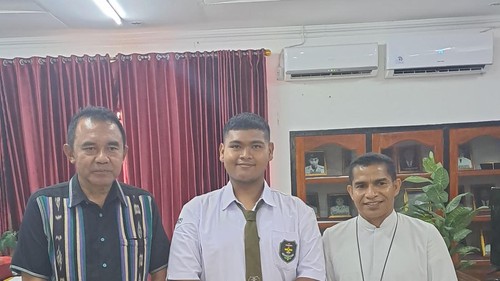 Bupati Flores Timur, Anton Doni Dihen bersama Kepala Sekolah SMAS Katolik Frateran Podor dan Duta SMA NTT, Yoseph Belawa Koten.