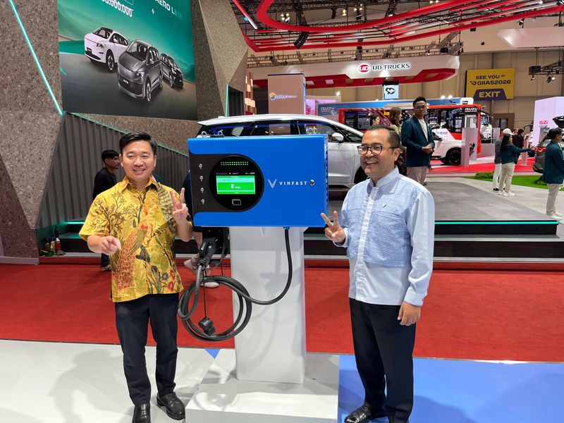 CEO V-Green Edison Mai dan CEO VinFast  Indonesia Kariyanto  Hardjosoemarto