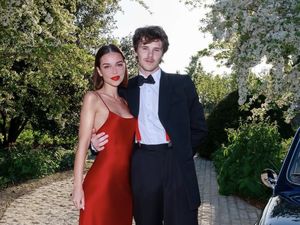Pacar Cruz Beckham Balas Komentar Nyinyir Soal Beda Usia Hampir 10 Tahun