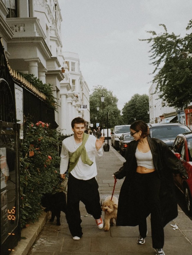 Cruz Beckham, putra bungsu dari pasangan David dan Victoria Beckham, tengah dimabuk cinta. Saat ini dia menjalin hubungan asmara dengan Jackie Apostel, seorang penulis lagu dan musisi. Foto: dok. Instagram @jackie.apostel