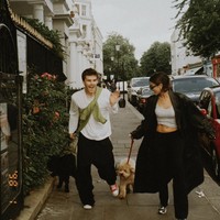Cruz Beckham, putra bungsu dari pasangan David dan Victoria Beckham, tengah dimabuk cinta. Saat ini dia menjalin hubungan asmara dengan Jackie Apostel, seorang penulis lagu dan musisi. Foto: dok. Instagram @jackie.apostel